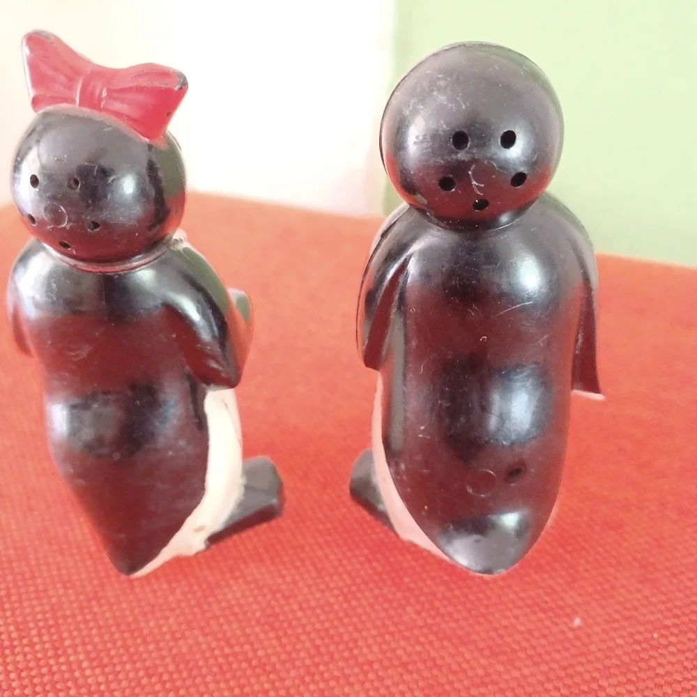 Salt and Pepper shakers Wille and millie penguins 1950's